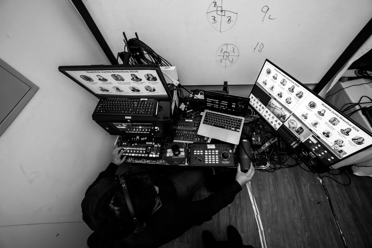 Detalle en blanco y negro de monitores y controles de producción